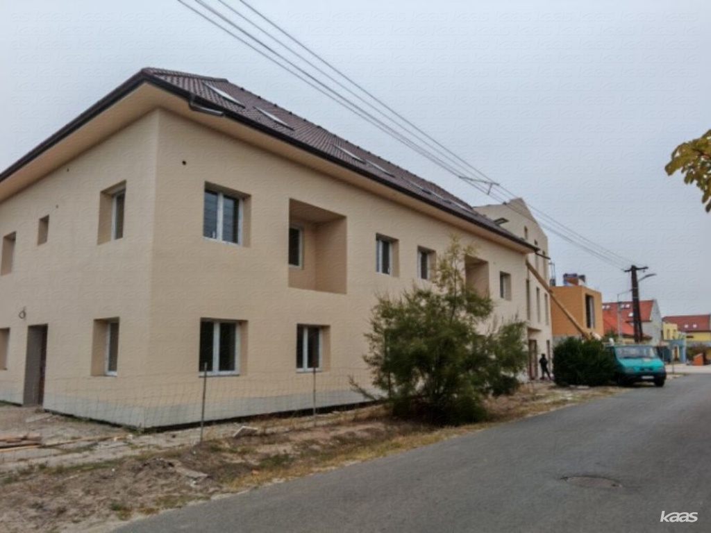 Társasházi téglalakás