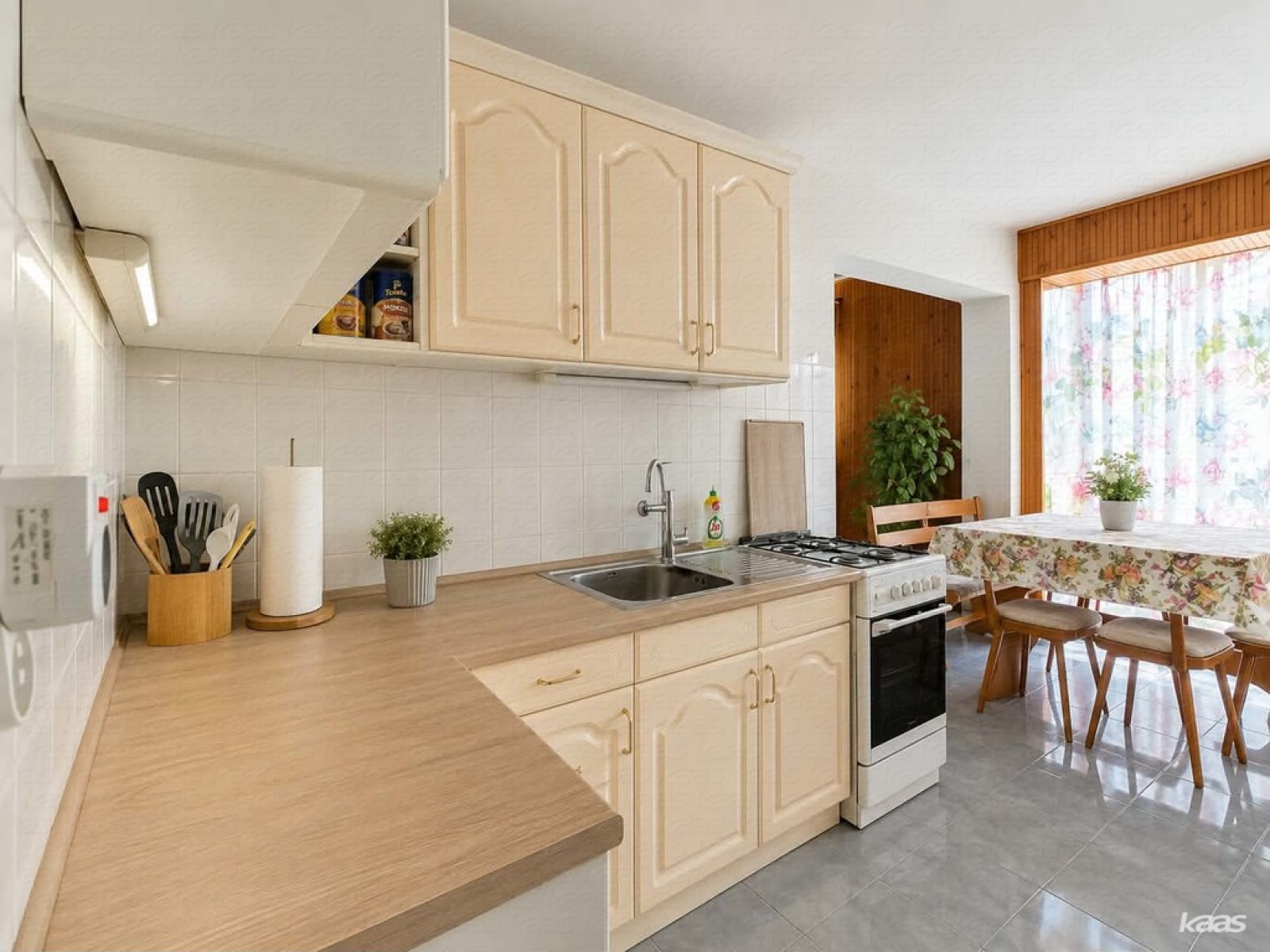 180 m2 társasházi tégla lakás