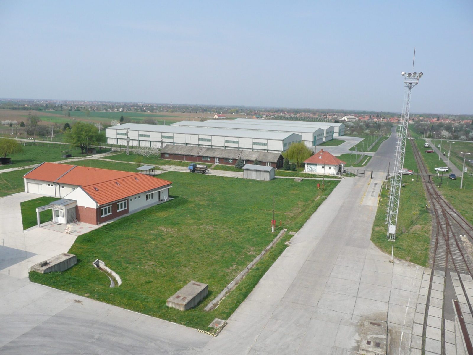 Kiadó 3000 m²-es raktár – szekcionálható, rámpás, iparvágánnyal!
