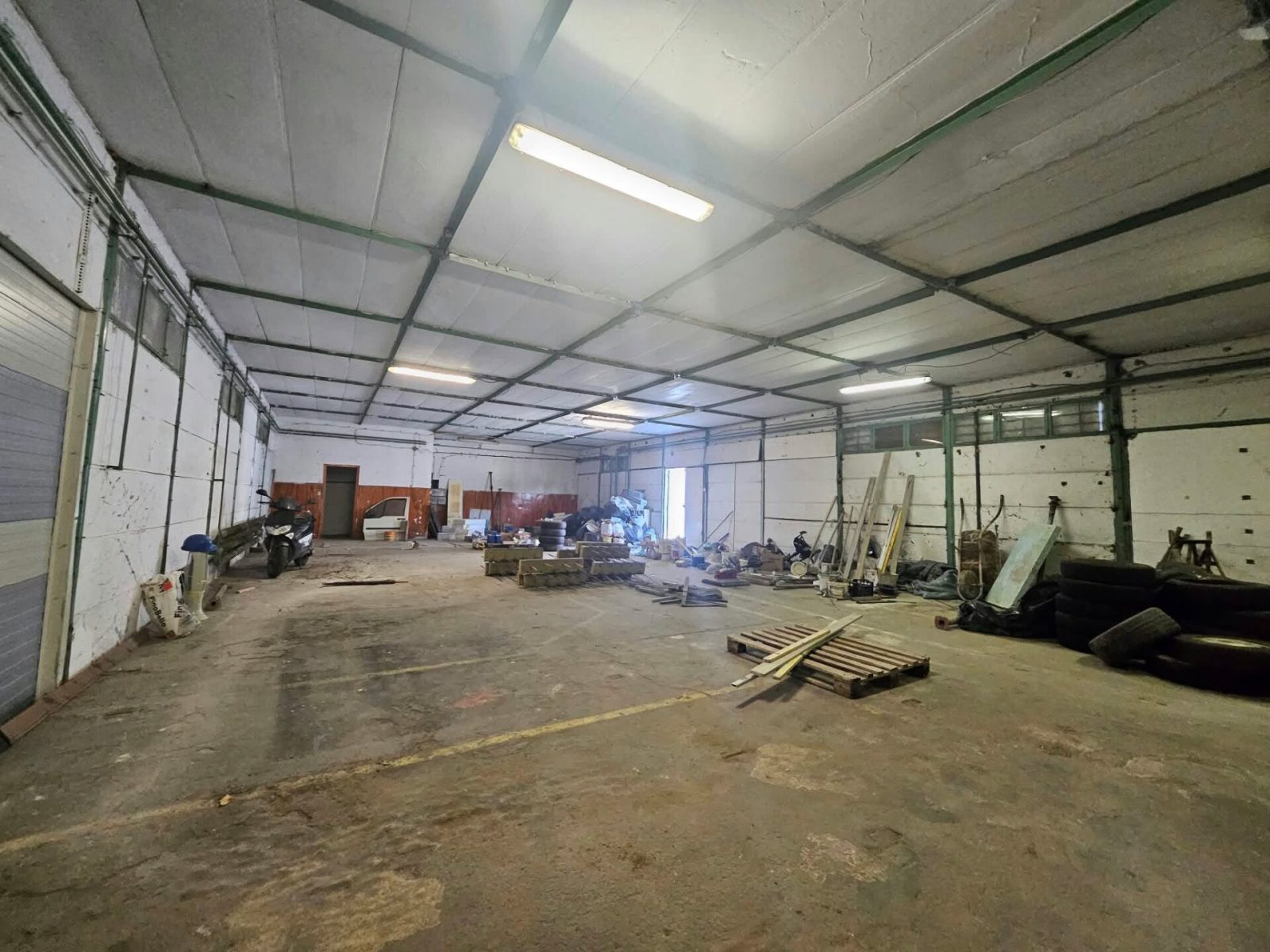 Szeged Ipartelep – 200 m² raktárcsarnok, 3,5 m belmagasság, 24 órás őrzés