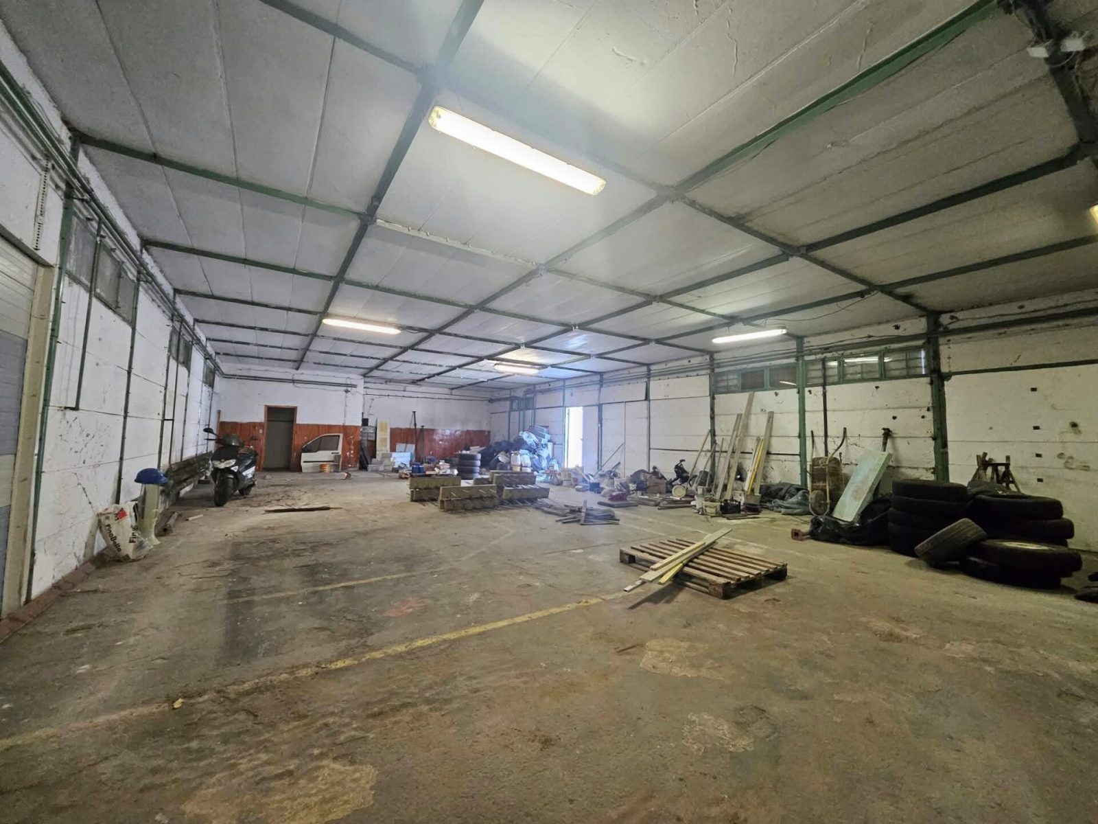 Szeged Ipartelep – 200 m² raktárcsarnok, 3,5 m belmagasság, 24 órás őrzés - 2