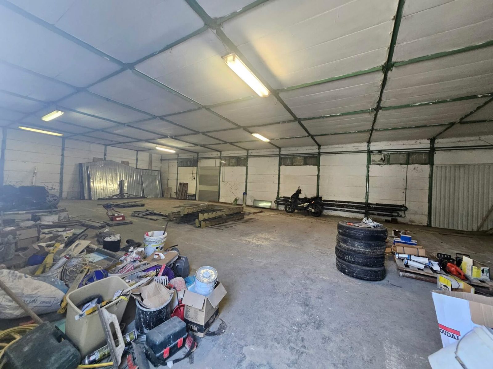 Szeged Ipartelep – 200 m² raktárcsarnok, 3,5 m belmagasság, 24 órás őrzés - 3
